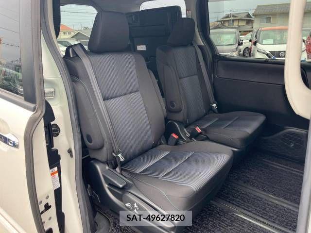 Toyota VOXY 2017-05 204136-9