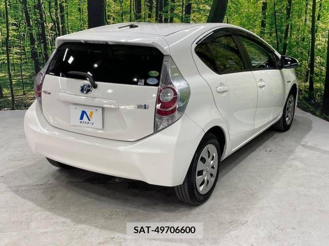 Toyota AQUA 2014-08 352433-16