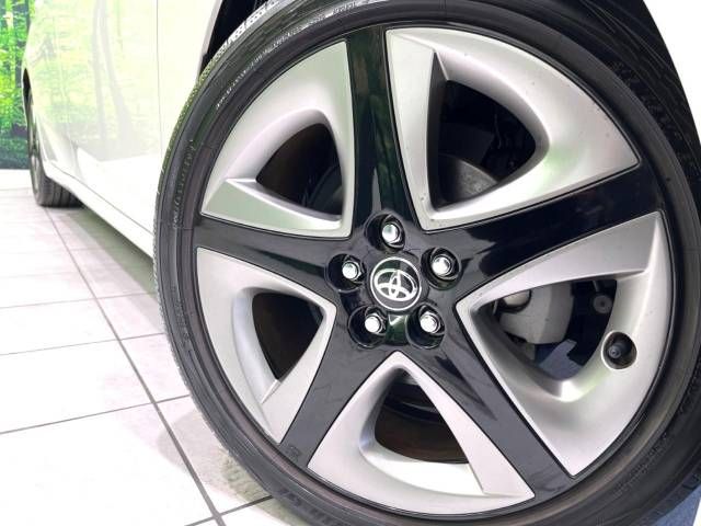 Toyota PRIUS 2019-01 180444-13