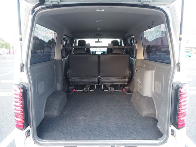 Nissan NV350 Caravan 2013-02 185423-24
