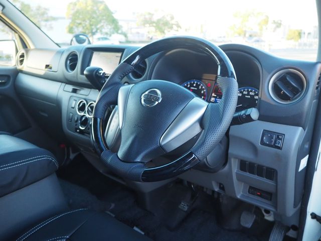 Nissan NV350 Caravan 2013-02 185423-1