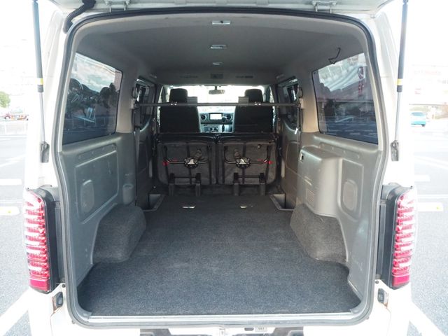 Nissan NV350 Caravan 2013-02 185423-25