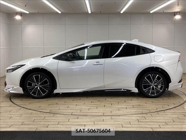 Toyota PRIUS 2023-04 340897-15