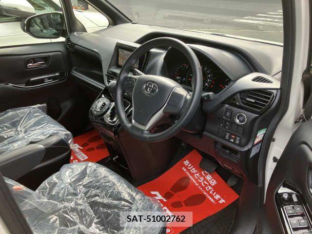 Toyota NOAH 2018-01 279551-1