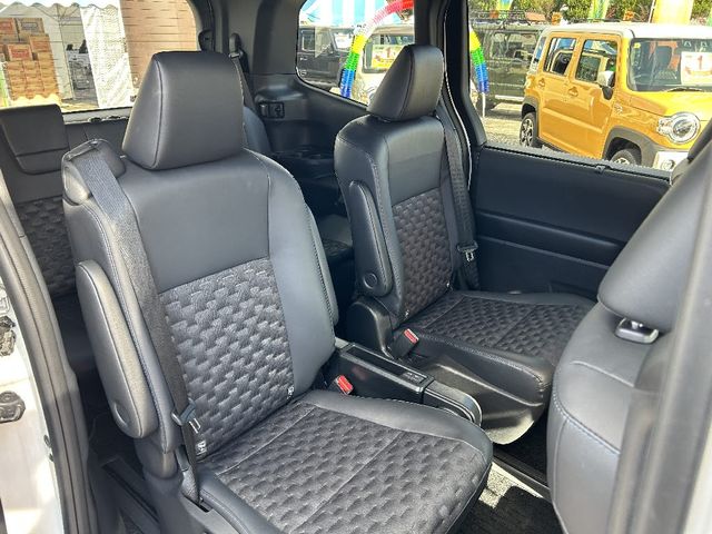 Toyota VOXY 2023-04 186265-6