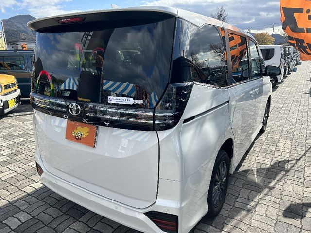 Toyota VOXY 2023-04 186265-2
