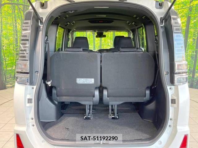 Toyota VOXY 2017-09 370457-11