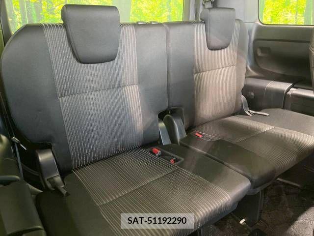 Toyota VOXY 2017-09 370457-10