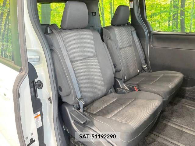 Toyota VOXY 2017-09 370457-9
