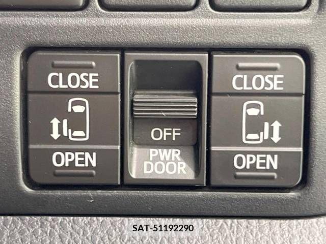Toyota VOXY 2017-09 370457-5
