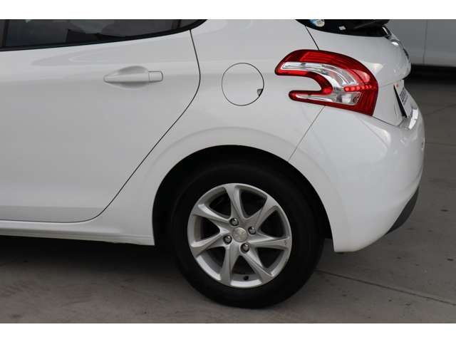 Peugeot 208 2015-09 17301-9