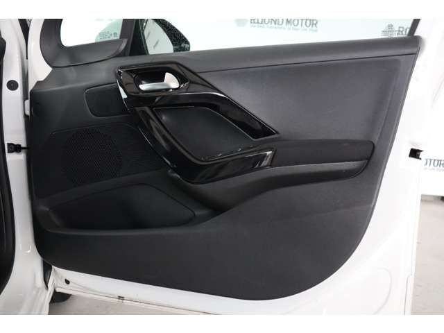 Peugeot 208 2015-09 17301-12