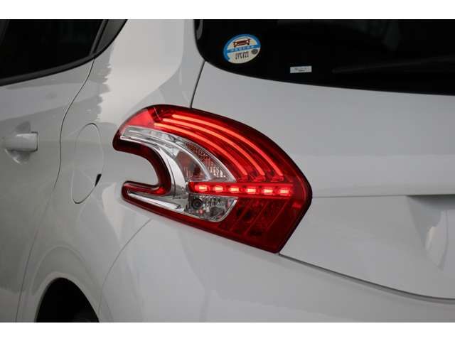 Peugeot 208 2015-09 17301-7
