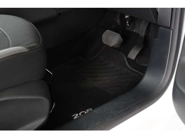 Peugeot 208 2015-09 17301-16