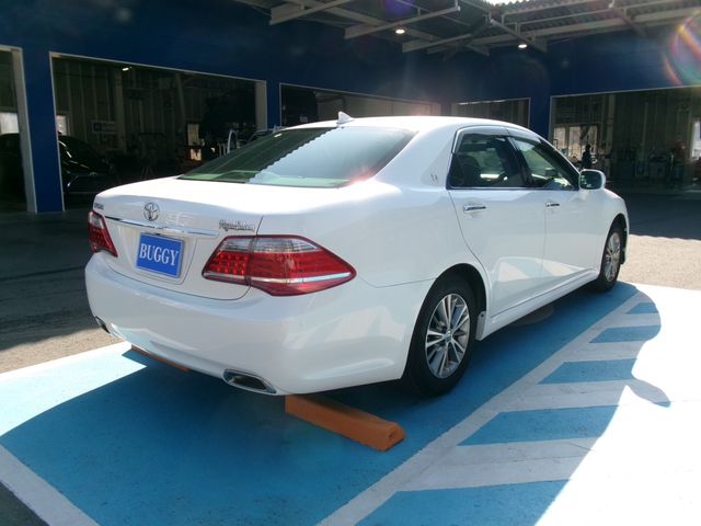 Toyota CROWN SEDAN 2011-12 185156-3