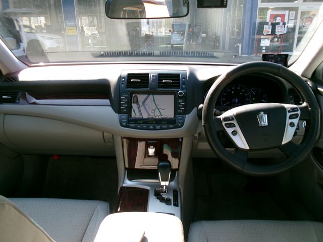 Toyota CROWN SEDAN 2011-12 185156-16