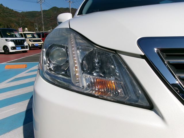 Toyota CROWN SEDAN 2011-12 185156-9