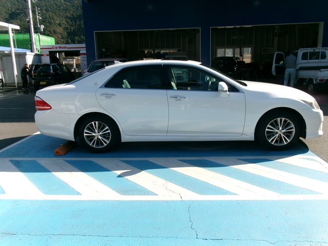 Toyota CROWN SEDAN 2011-12 185156-2