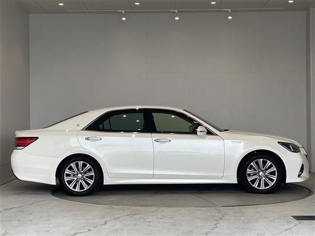 Toyota CROWN SEDAN 2017-08 11761-10