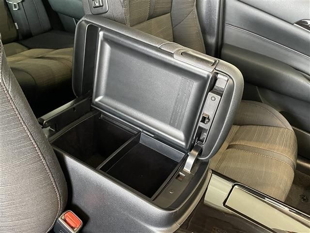 Toyota CROWN SEDAN 2017-08 11761-22