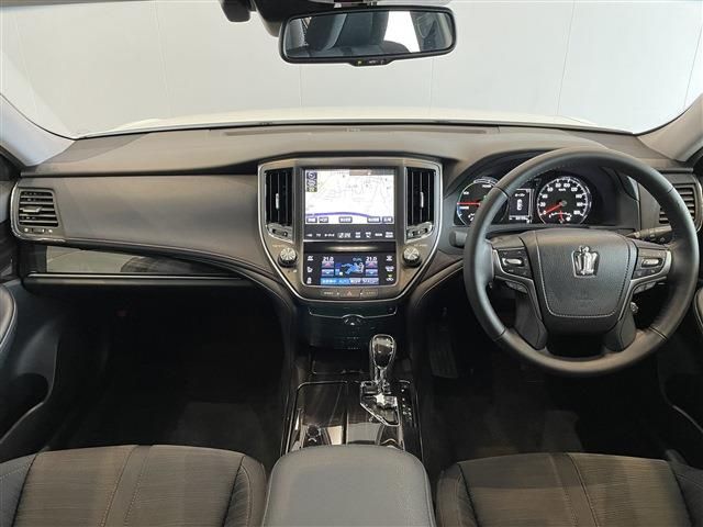 Toyota CROWN SEDAN 2017-08 11761-2