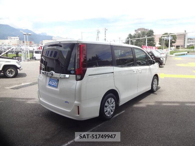 Toyota NOAH 2016-02 351227-1