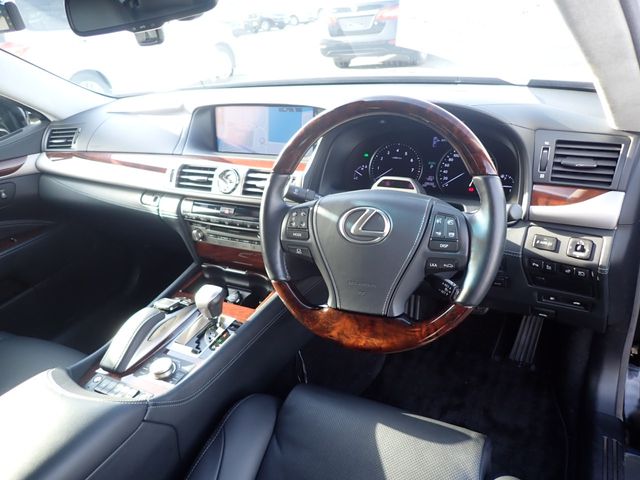 Lexus LS 2016-11 187301-1