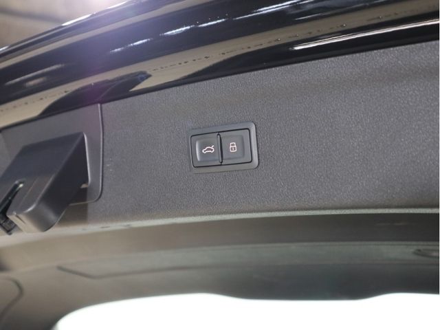 Audi Q3 2018-11 26820-23