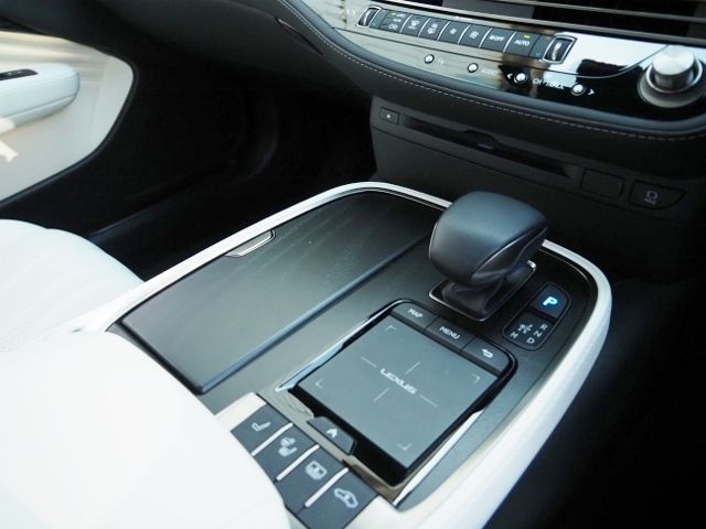 Lexus LS 2021-03 19587-27