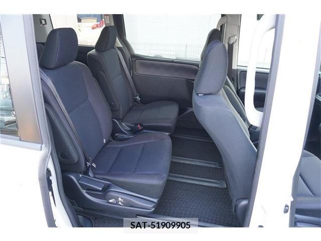 Toyota VOXY 2016-03 370458-11
