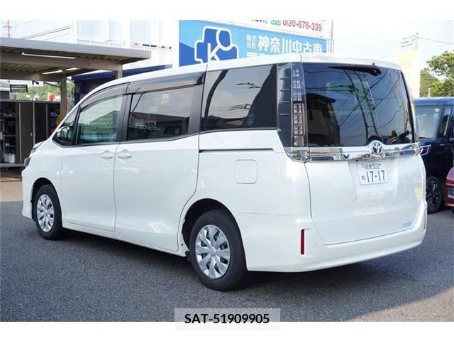 Toyota VOXY 2016-03 370458-2