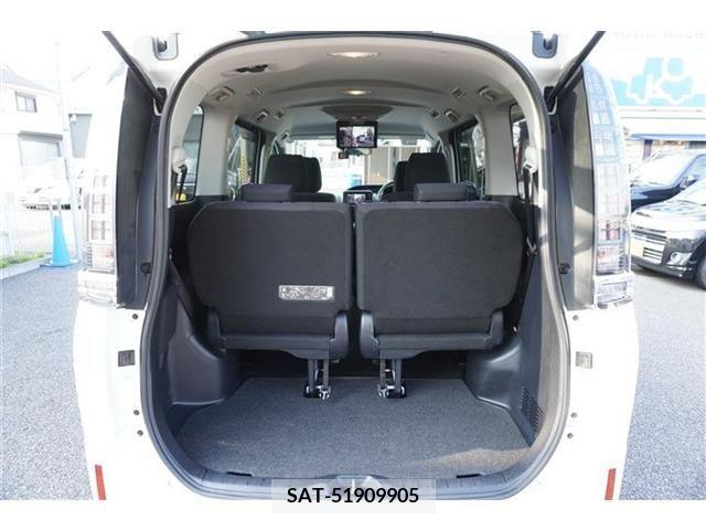 Toyota VOXY 2016-03 370458-14
