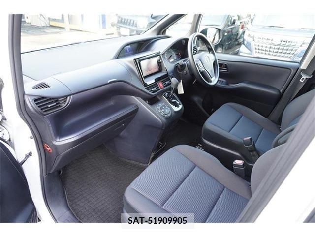 Toyota VOXY 2016-03 370458-5