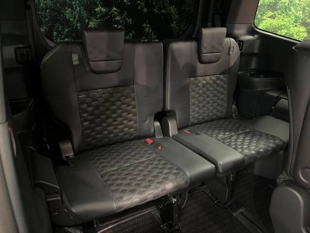 Toyota VOXY HYBRID 2022-12 14223-13