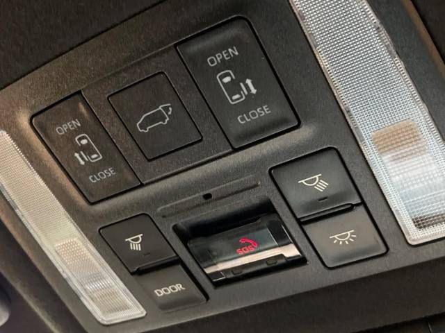 Toyota VOXY HYBRID 2022-12 14223-5