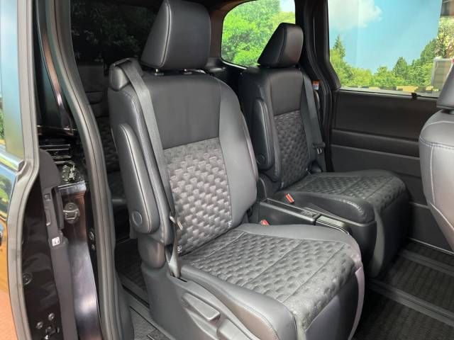 Toyota VOXY HYBRID 2022-12 14223-12