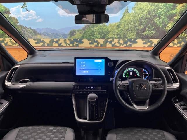 Toyota VOXY HYBRID 2022-12 14223-1