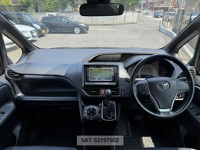 Toyota VOXY 2017-04 289058-1