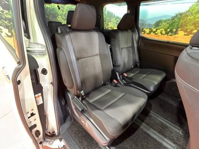 Toyota VOXY 2019-06 192147-9