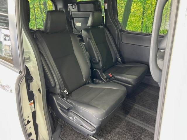 Toyota NOAH 2018-05 194125-8