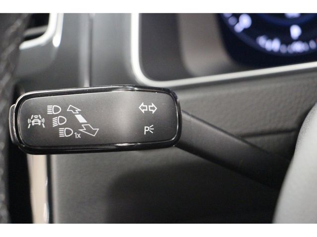 VolksWagen GOLF 2018-10 5864-16