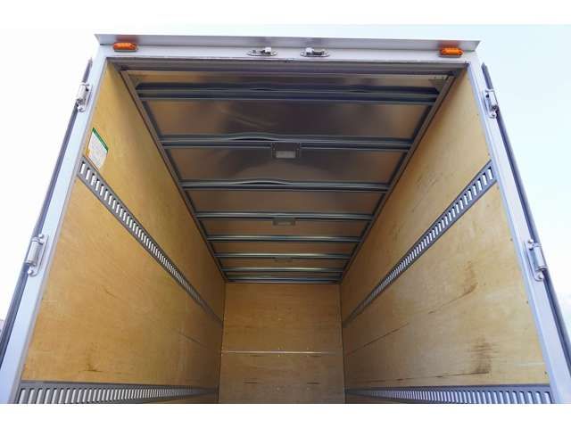 Isuzu ELF TRUCK 2018-01 29033-17