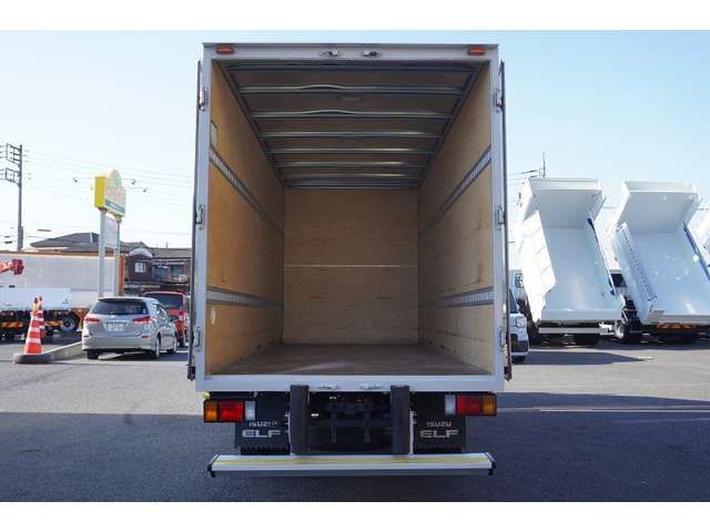 Isuzu ELF TRUCK 2018-01 29033-15