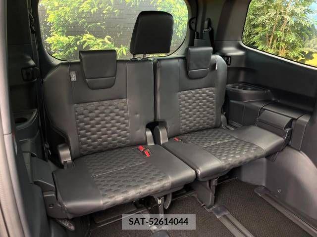 Toyota VOXY 2023-10 313590-10