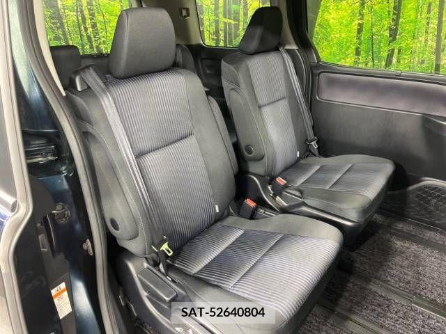 Toyota VOXY 2017-04 217376-9