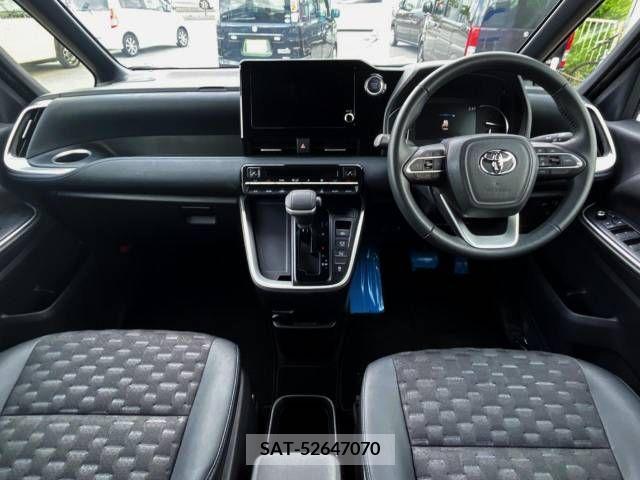 Toyota VOXY 2022-12 256149-1