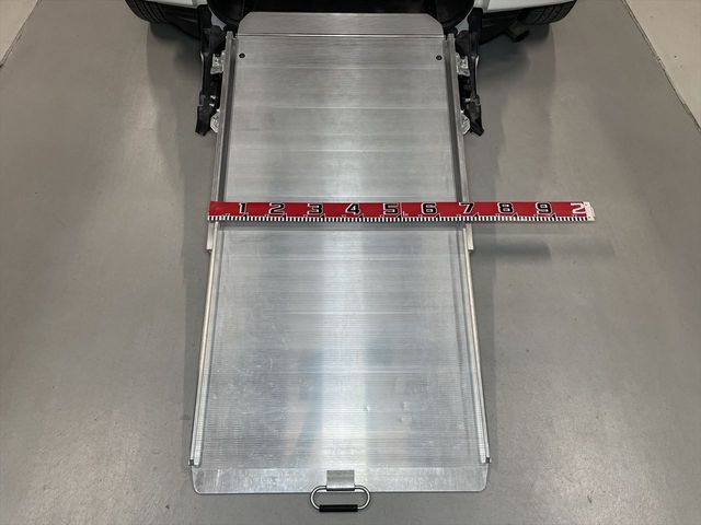Toyota RACTIS 2012-06 10077-3