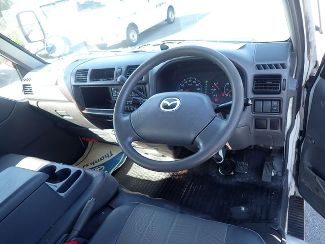 Mazda BONGO VAN 2014-07 17530-1