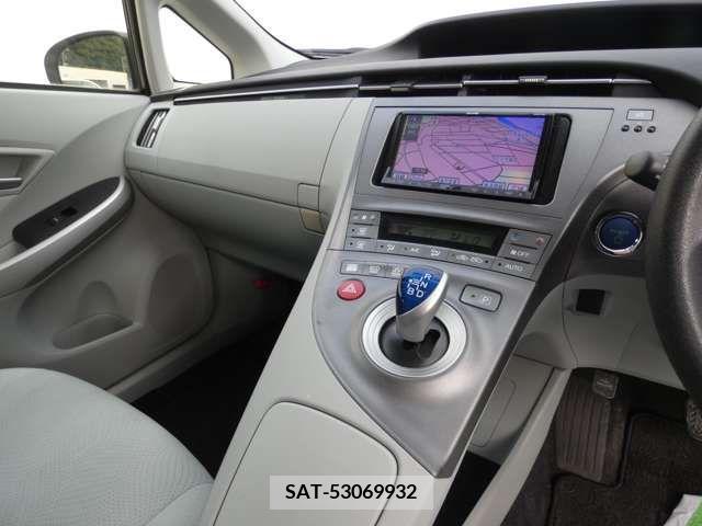 Toyota PRIUS 2012-02 322124-11