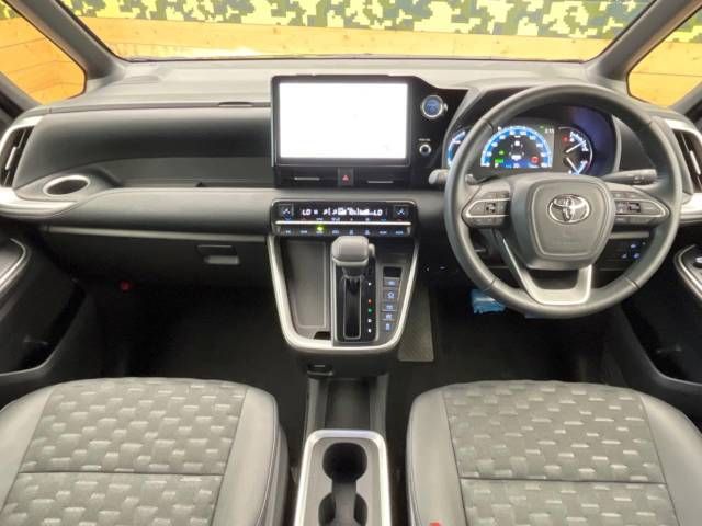 Toyota VOXY HYBRID 2022-06 188362-1